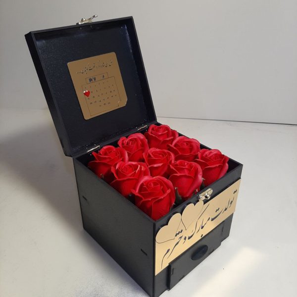 باکس گل بزرگ مشکی در سایز 15*15*15 سفارشی - کادویی خاص برای سورپرایز تولد، سالگرد ازدواج و ولنتاین