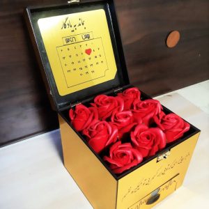 باکس گل مصنوعی طلایی در سایز 151515 سفارشی - کادویی خاص برای سورپرایز تولد، سالگرد ازدواج و ولنتاین