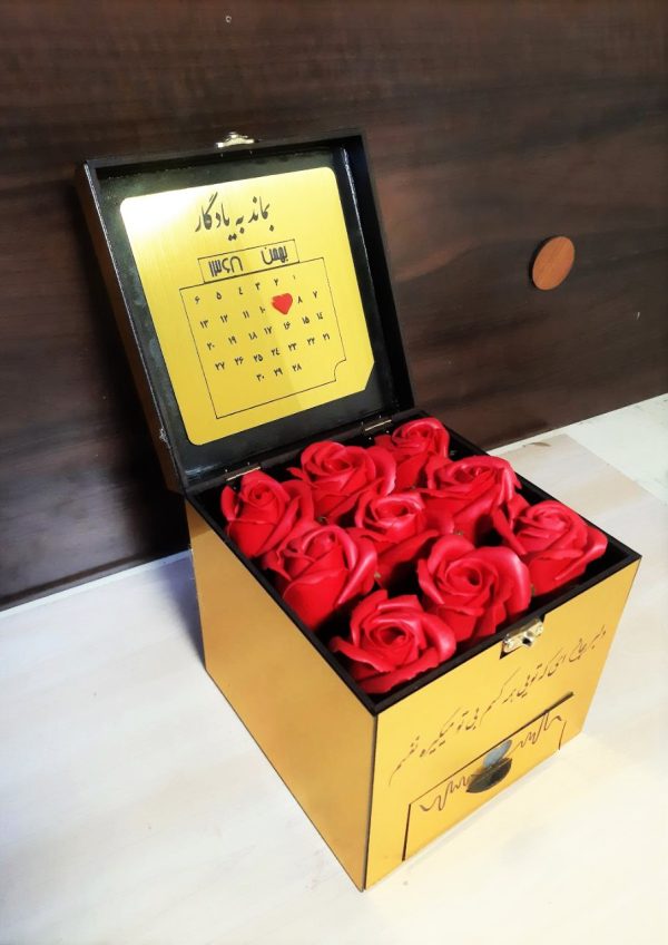 باکس گل مصنوعی طلایی در سایز 151515 سفارشی - کادویی خاص برای سورپرایز تولد، سالگرد ازدواج و ولنتاین